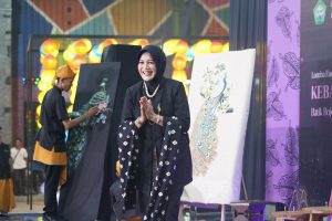 Nurul Azizah Tampil Memukau, Perkenalkan Batik PDH “Obor Sewu” di Fashion Show Kebaya Modern