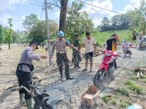 Banjir Akibat Luapan Sungai Sekar, Warga dan Aparat Pasang Bronjong Cegah Longsor