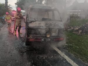 Mobil Carry Terbakar di Temayang, Diduga Akibat Konsleting Listrik