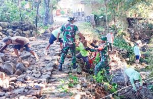 Babinsa Gondang Bojonegoro bersama Warga Sambongrejo Bangun Bronjong dan Jalan Makadam