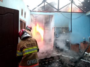 Kebocoran Selang Elpiji Sebabkan Kebakaran Rumah di Sukosewu, Kerugian Capai Ratusan Juta