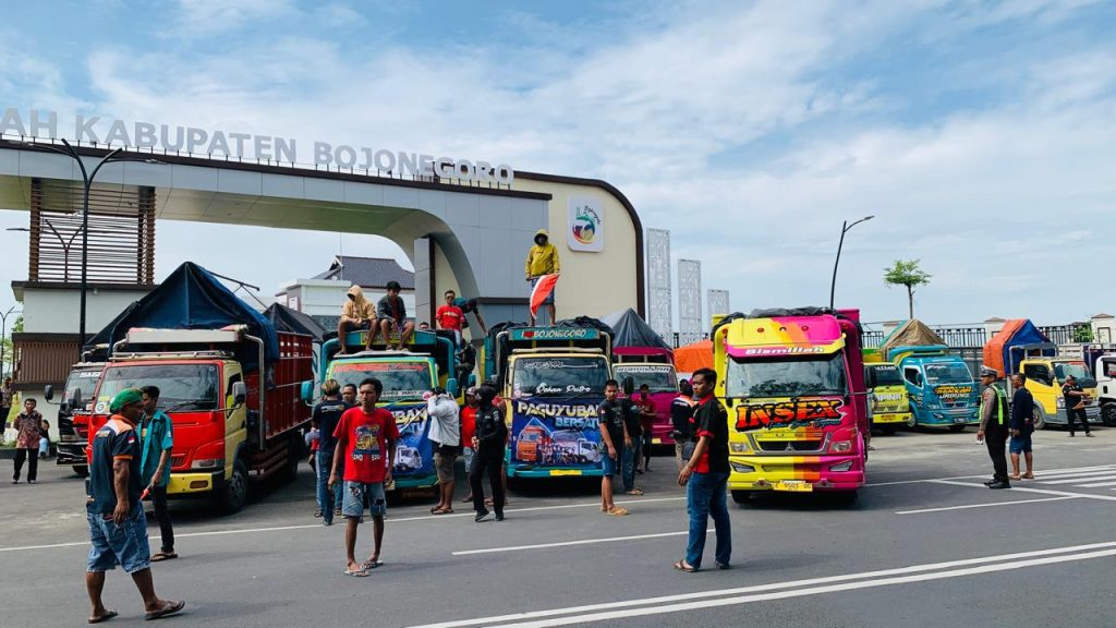 Puluhan Sopir Truk Geruduk DPRD Bojonegoro, Desak Peninjauan Aturan Pembatasan Muatan