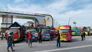 Puluhan Sopir Truk Geruduk DPRD Bojonegoro, Desak Peninjauan Aturan Pembatasan Muatan