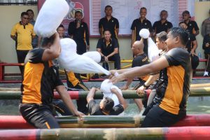 Peringati Hari Bhayangkara ke-79, Polres Bojonegoro Gelar Perang Guling Anggota