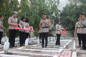 Sambut Hari Bhayangkara ke-79, Polres Bojonegoro Gelar Ziarah ke Taman Makam Pahlawan