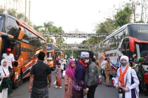 Tangis Haru Sambut Kedatangan Jemaah Haji Kloter 64 Asal Bojonegoro