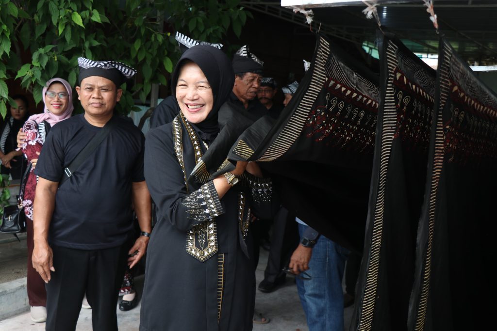 Di Samin Festival ke 9, Wabup Nurul Azizah Minta Pelestarian Nilai Luhur Samin sebagai Identitas Bojonegoro