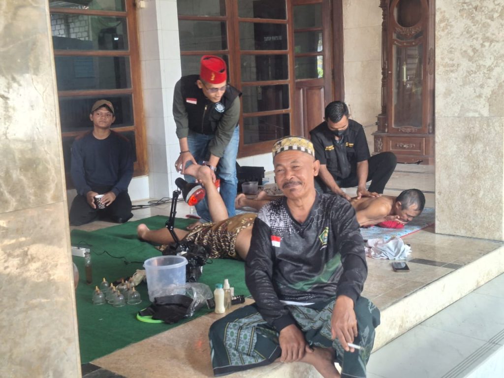 Lazisnu MWC NU Balen dan Banser Husada Gelar “Gerbeg”: Potong Rambut dan Bekam Gratis di Ranting Bulaklo