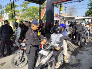 Peringati HUT RI ke-80, Sat Brimob Kompi 3 Batalyon C Bagi dan Pasang Bendera Merah Putih pada Motor
