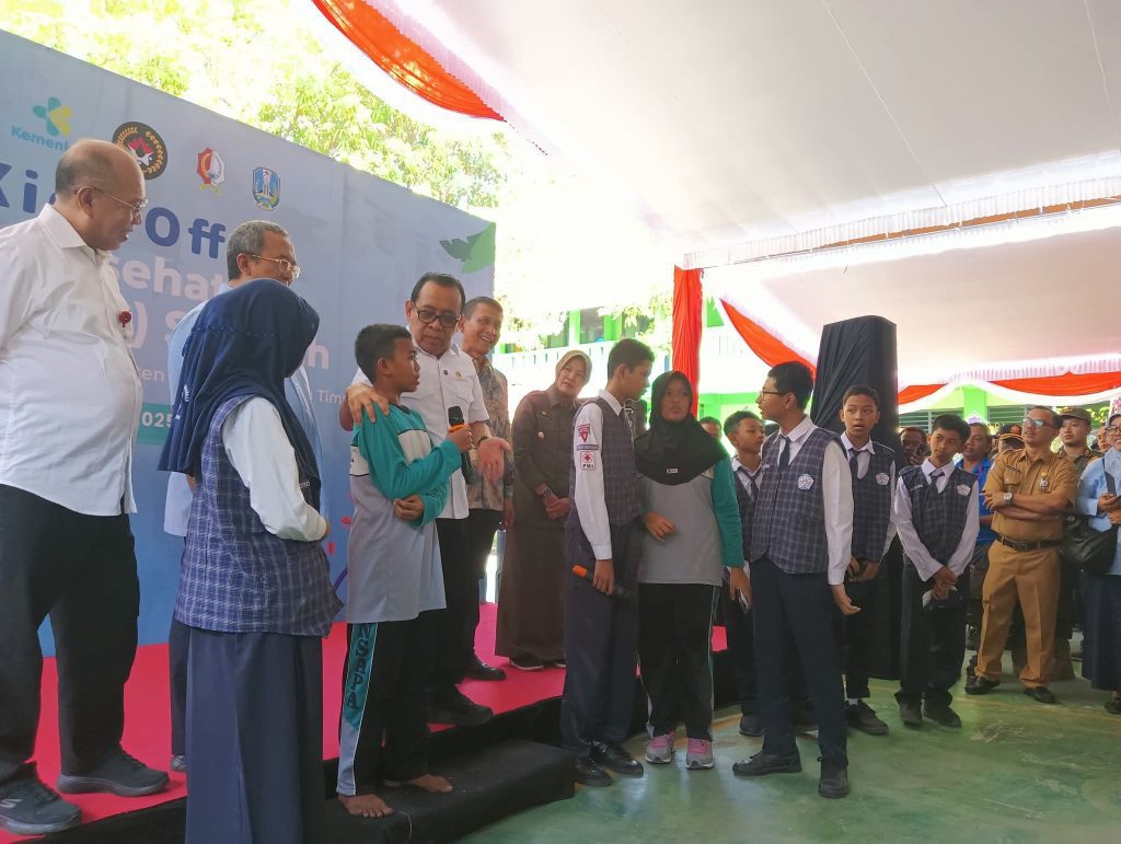 Menko PMK RI Pratikno Lakukan Kick Off Cek Kesehatan Gratis Sekolah di Bojonegoro 