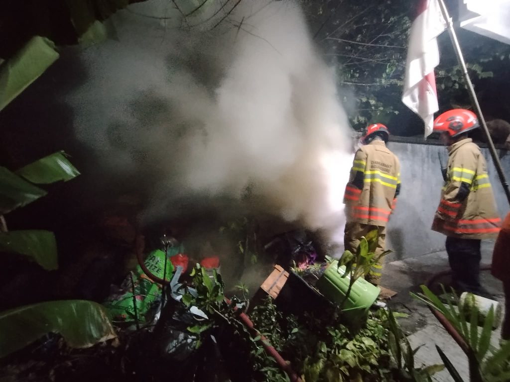 Hampir Membakar Lima Rumah Warga, Kobaran Api Pembakaran Sampah Berhasil Dipadamkan Damkarmat Bojonegoro