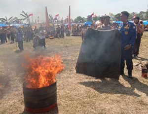Damkarmat Bojonegoro Isi Materi Simulasi Penanganan Kebakaran di Jamran Tambakrejo
