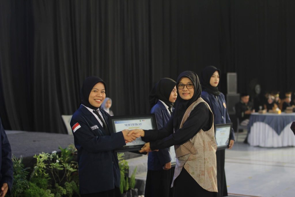 Tetapkan Kelulusan Mahasiswa 2025, IKIP PGRI Bojonegoro Gelar Yudisium