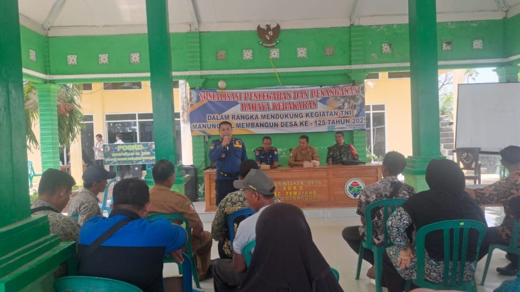Damkar Bojonegoro Latih Warga Desa Soko Tanggap Bahaya Kebakaran dalam Program TMMD ke-125