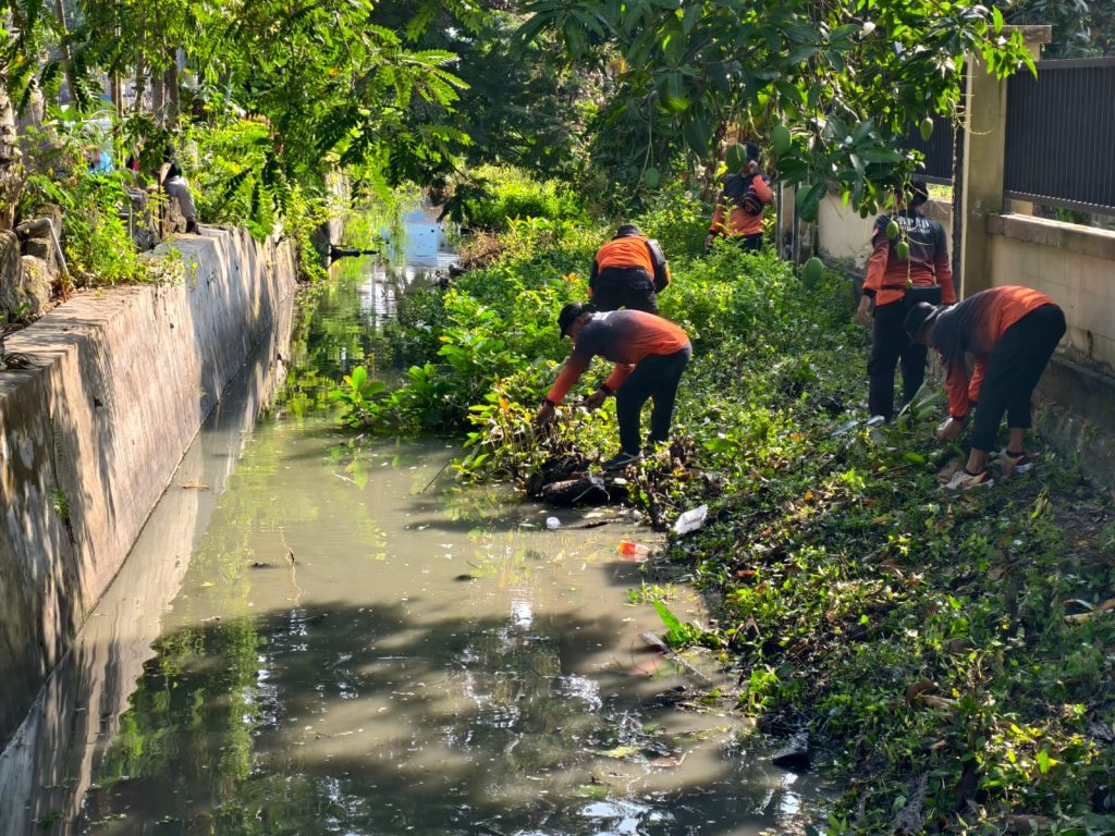 Peringati HUT RI dan Hari Pramuka, Gerakan Pramuka Kwarcab Bojonegoro Gelar Aksi Bersih Sungai 