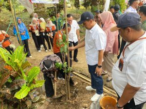 Bersama dengan Mahasiswa KKN TK Kelompok 21, Bupati Bojonegoro Tanam Pohon di Desa Klino