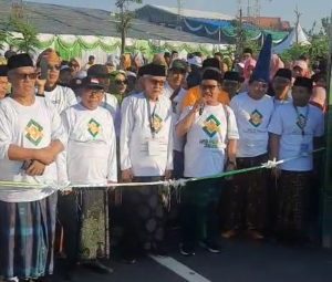 10 Ribu Peserta Bersarung, ikuti Jalan Sehat NU Fest dan Pelantikan PCNU Bersama Banom