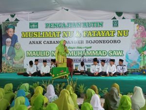 Ribuan Anggota Muslimat-Fatayat Dander Padati Pengajian Rutin di Ponpes Al Munawar Kunci