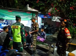 Babinsa Koramil Kepohbaru dan Banser Gelar Patroli Gabungan Jaga Keamanan Wilayah