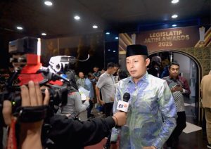 Ketua DPRD Abdulloh Umar Raih Legislatif Jatim Award 2025