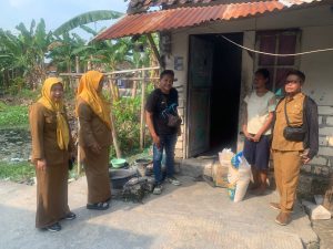 Peduli, Wartawan Bojonegoro Bagikan Sembako untuk Lansia Kurang Beruntung
