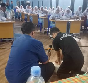 SMA Negeri 1 Kalitidu Gelar Pelatihan BhD Pada LDKS OSIS, Hadirkan RS Muslimat NU Muna Anggita