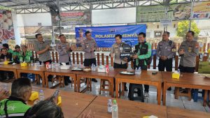 Kapolres Bojonegoro Beri 50 Paket Sembako dan Tiga Unit Kompresor serta Alat Tambal Ban Pada Ojol