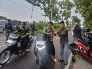 Bekerjasama dengan Mangrove Center, NU Kota dan Banomnya, Beserta Polri Bagikan 1000 Bibit Pohon