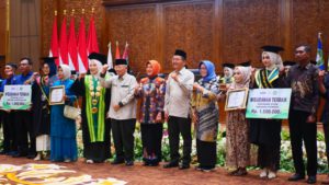 Wisuda STIKes Rajekwesi Bojonegoro Berlangsung Khidmat, 137 Lulusan Resmi Dikukuhkan di Gedung DPRD