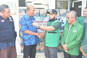 Senator Dedi Iskandar Batubara Serahkan Bantuan Kepada Korban Banjir di Langkat Sumut 