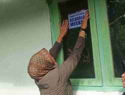 Pantau Langsung Penempelan Stiker Keluarga Miskin, Wabup Bojonegoro Tegaskan untuk Validitas Data Bansos