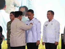 Atas Capaian Swasembada Pangan, Presiden Prabowo Anugerahkan Satyalancana Wira Karya Kepada Bupati Bojonegoro