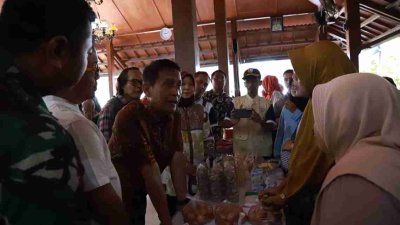 Ringankan Beban Warga, Bupati Bojonegoro Buka Pasar Murah di Tanjungharjo Kapas