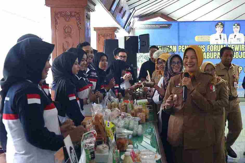 Wakil Bupati Bojonegoro Nurul Azizah meninjau produk wirausaha muda Forum Kewirausahaan Pemuda Bojonegoro