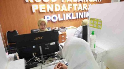 Petugas melayani pendaftaran poliklinik di RSUD Padangan Bojonegoro dengan sistem digital.