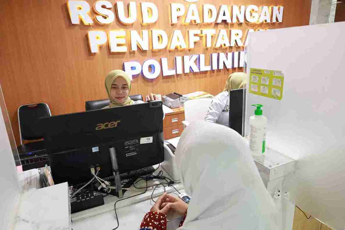 Petugas melayani pendaftaran poliklinik di RSUD Padangan Bojonegoro dengan sistem digital.