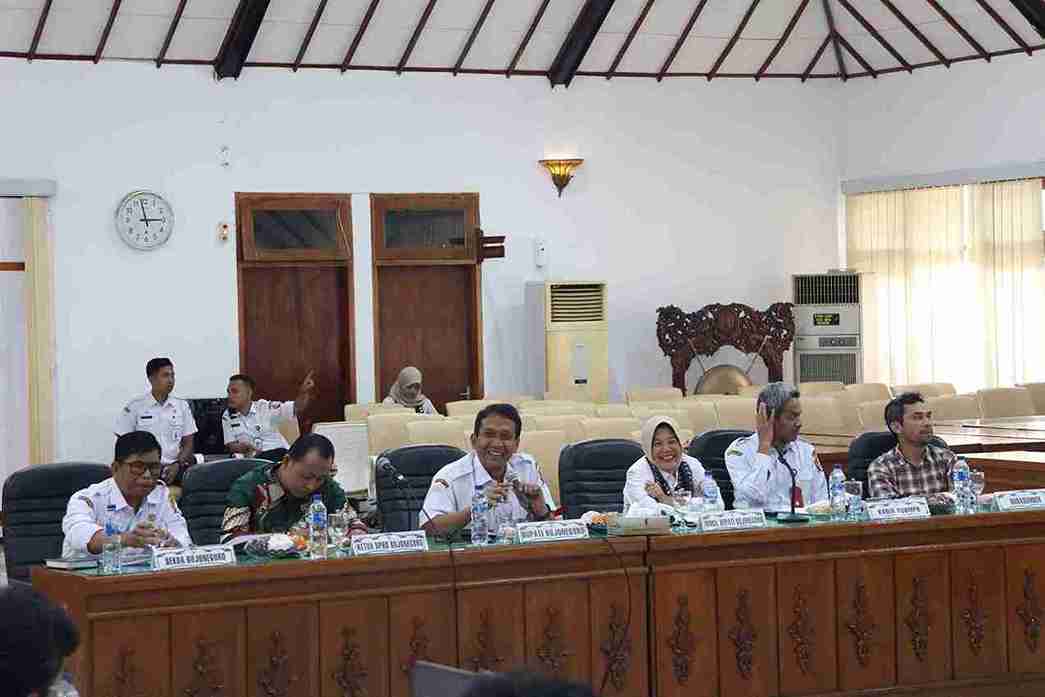 Bupati Bojonegoro Setyo Wahono dan Wakil Bupati Nurul Azizah memimpin rapat pemaparan studi kelayakan JLS terintegrasi flyover di Ruang Angling Dharma.
