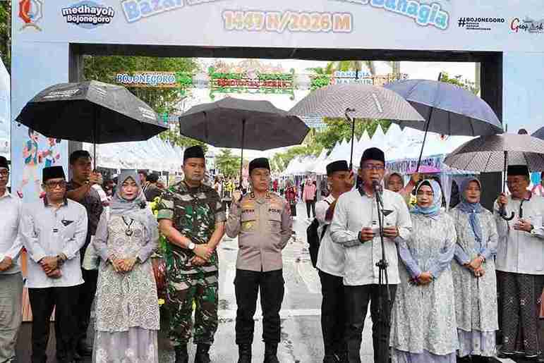 Bupati Setyo Wahono didampingi Wakil Bupati Nurul Azizah dan Forkopimda saat membuka Bazar Ramadhan UMKM Bahagia 1447 H di Bojonegoro