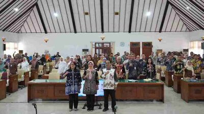 Peserta Rakor Pokja PUG Bojonegoro foto bersama di Ruang Angling Dharma, Kamis (26/02/2026)