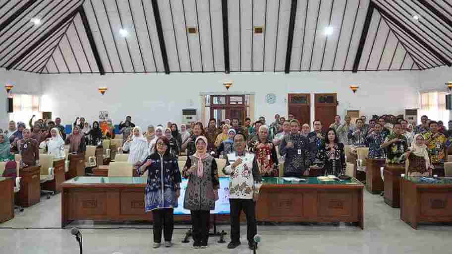 Peserta Rakor Pokja PUG Bojonegoro foto bersama di Ruang Angling Dharma, Kamis (26/02/2026)