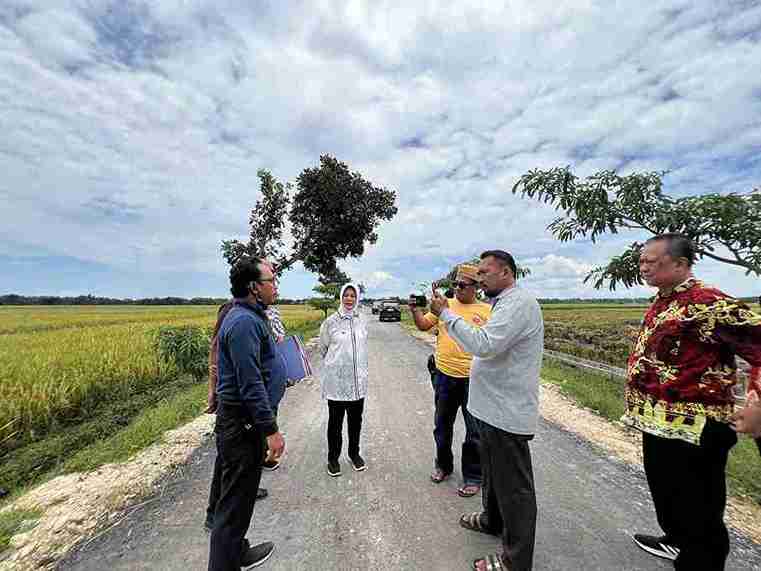 Wakil Bupati Bojonegoro Hj. Nurul Azizah sidak proyek jalan BKKD di Desa Ngampal Sumberrejo