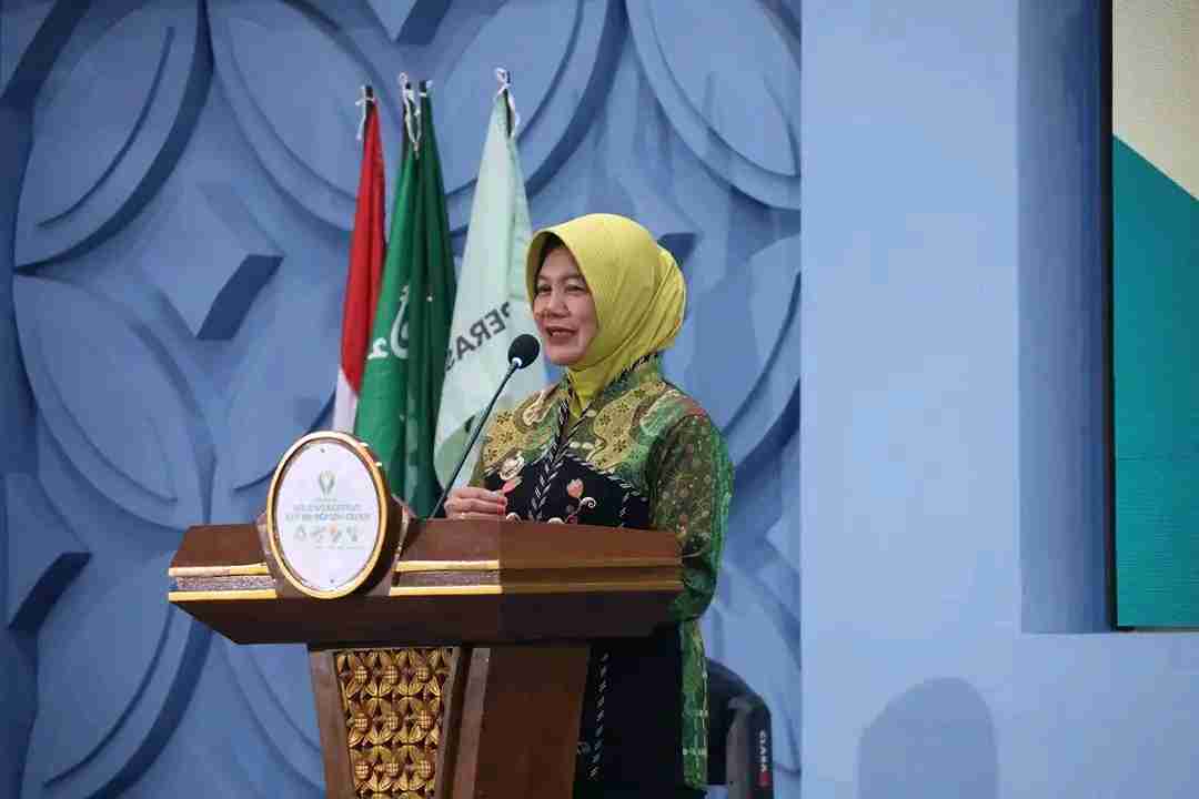 Nurul Azizah Wakil Bupati Bojonegoro menyampaikan sambutan pada Rapat Anggota Tahunan Holding Koperasi BMT NU Ngasem di Bojonegoro