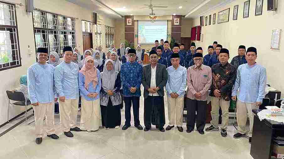 Rombongan Yayasan Al Munir dan MTs Walisongo Bojonegoro saat studi banding di MTs Almaarif 01 Singosari, Malang