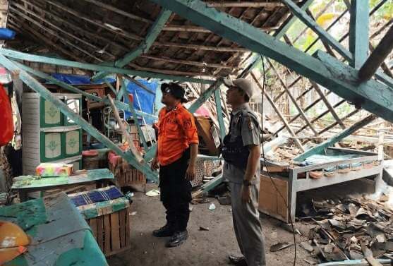 Petugas BPBD Bojonegoro melakukan asesmen rumah warga di Purwosari yang rusak akibat angin kencang