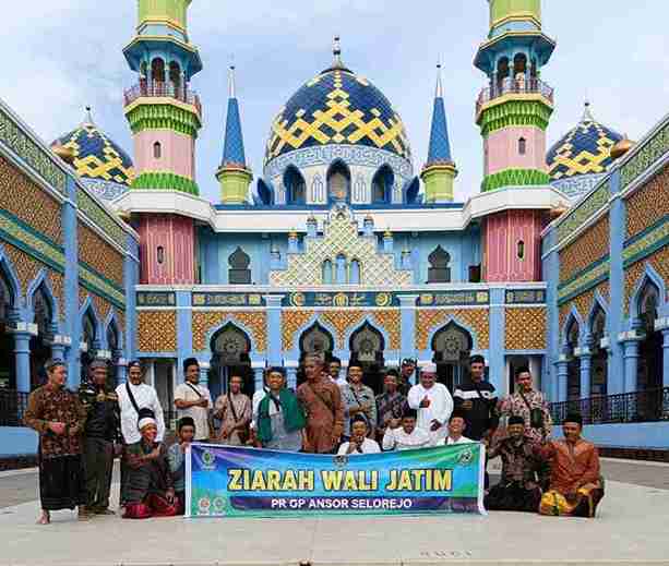 Kader GP Ansor Selorejo foto bersama di depan Masjid Agung Tuban sebelum ziarah wali