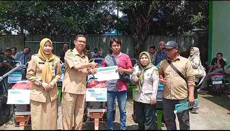 Kepala DKPP Bojonegoro menyerahkan bantuan alsintan berupa traktor dan drone pertanian kepada perwakilan kelompok tani