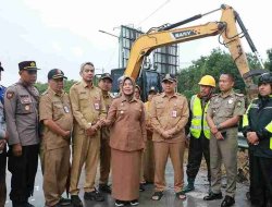 Cegah Kendaraan Bertonase Berat, Wabup Bojonegoro Tinjau Pemasangan Portal Jembatan TBB