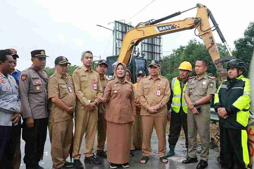 Wakil Bupati Bojonegoro Nurul Azizah meninjau pemasangan portal jalan menuju Jembatan TBB di Desa Luwihaji, Kecamatan Ngraho