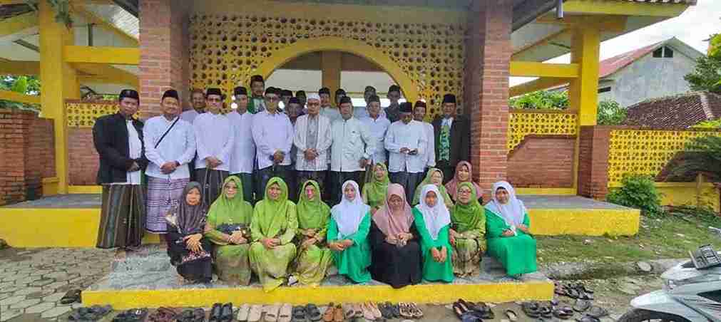 Pengurus PCNU Bojonegoro bersama MWC NU berfoto bersama usai ziarah muassis NU di Makam Kendal Kecamatan Dander
