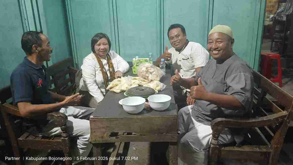 Ketua Komnas HAM RI Anis Hidayah berbincang santai bersama warga di Warung Serabi Jongkong Kedungadem Bojonegoro